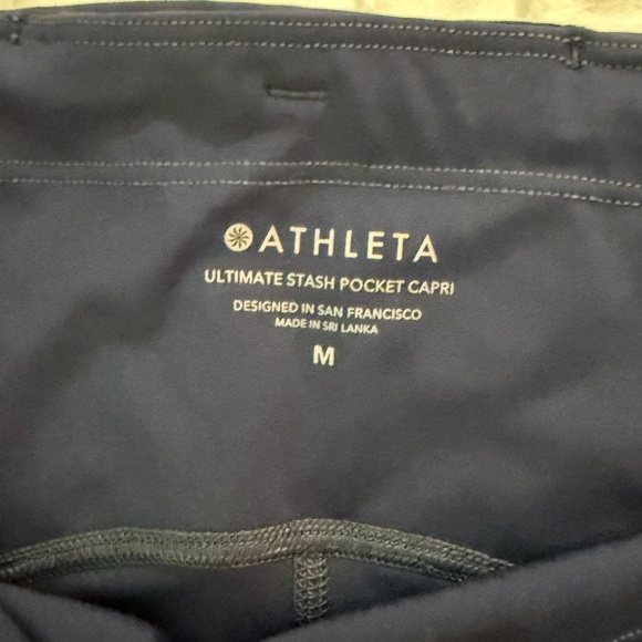 NWT Athleta Women's Navy Ultimate Stash Pocket Capri Leggings Size M - Picture 5 of 8